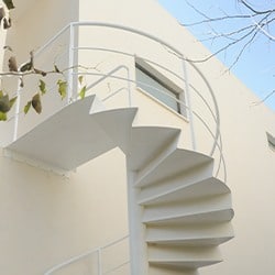 מדרגות ברזל לולייניות בצבע לבן