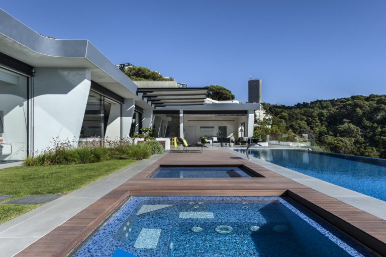 פרגולה ברזל בשילוב בד מעל ג'קוזי ובריכה בחצר הבית אקהוייז